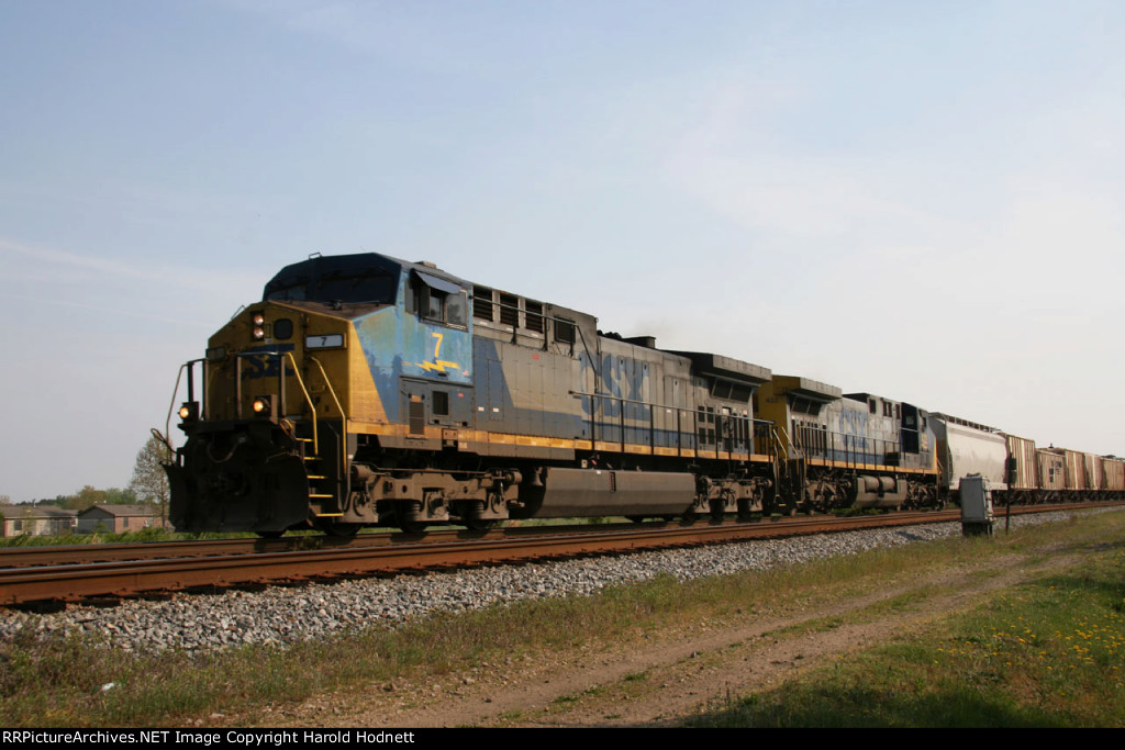 CSX 7 leads train Q471 off the "A" line towards Hamlet